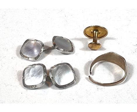 A yellow metal stud and ring, stamped '9ct', 2.5gm; a white metal and mother-of-pearl cufflinks, stamped '9ct' 