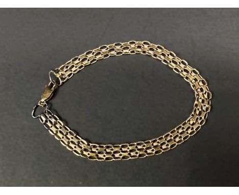 A yellow metal gate bracelet stamped '375', 8gm 