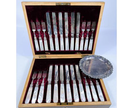 A hallmarked silver set of 12 dessert knives and forks with mother-of-pearl handles, in walnut case, Sheffield 1898