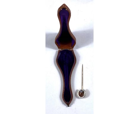 An 18ct gold and platinum tie pin of horse racing interest with horse shoe stick pin in case 