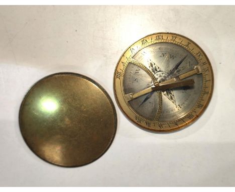 A COMPASS/SUNDIAL, early 19th century, brass cased with engraved silvered dial, 66mm diameter case 