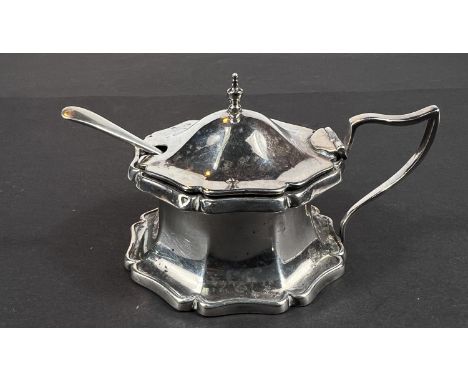 A pair of ornate silver pepper pots and matching mustard pot (liner a/f), Birmingham, 1938, 5oz 