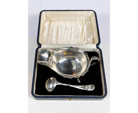A hallmarked silver sauce boat and ladle, cased, Sheffield 1937, 4.5oz 
