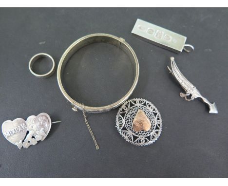 A collection of antique, vintage and silver jewellery to include bangle, ingot, brooches etc