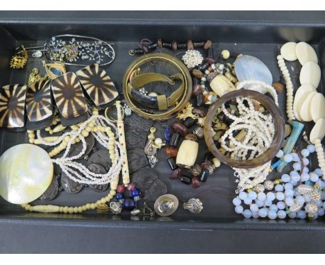 A collection of vintage dress and costume jewellery - in as found condition, some require repair/cleaning