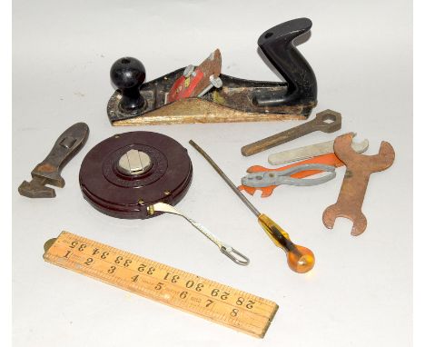 Mixed box of vintage tools to include Bakolite tape measure