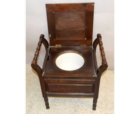Oak commode with porcelain liner. 47 x 54 x 40cm