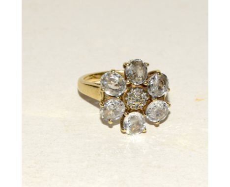 9ct gold ladies daisy ring with centre diamond size M