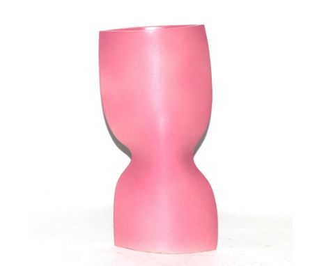 Mieke Blits (1949) Pink ceramic vase Hoog 46 cm.