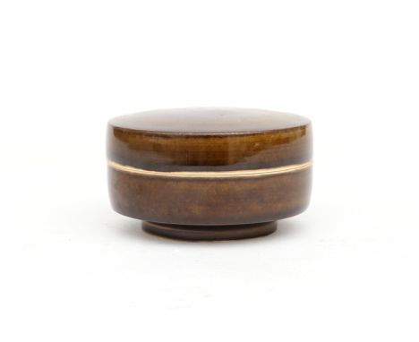Leen Quist (1942-2014) A brown glazed porcelain box and cover, circa 1982, marked underneath with incised monogram. Provenanc
