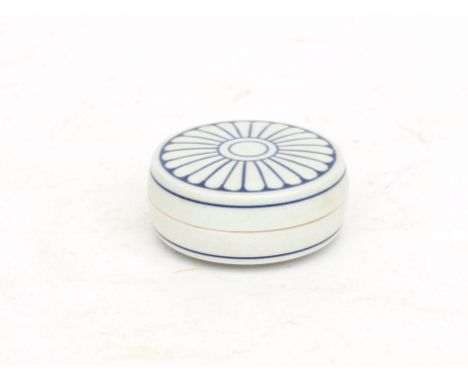 Leen Quist (1942-2014) A white glazed porcelain box and cover with blue linear pattern and flower shape, marked underneath wi