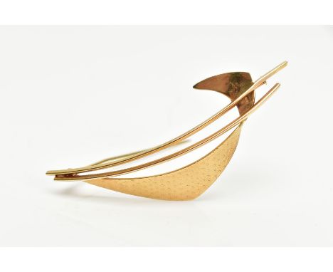 A 9CT GOLD ABSTRACT OPENWORK BROOCH, hallmarked 9ct London import, signed 'MG', fitted with a brooch pin, length 55mm, approx