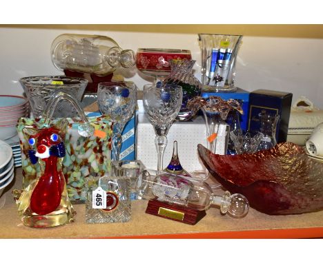 A GROUP OF COLOURED AND CLEAR GLASSWARE, including a boxed Dartington Crystal Sweet-Pea vase from the Florabundance Collectio