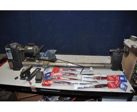 A GRADE TOOLS TG70037 WOOD LATHE with 3/4 HP motor, work bed length 95cm ( PAT pass and working)and a set of six Record wood 