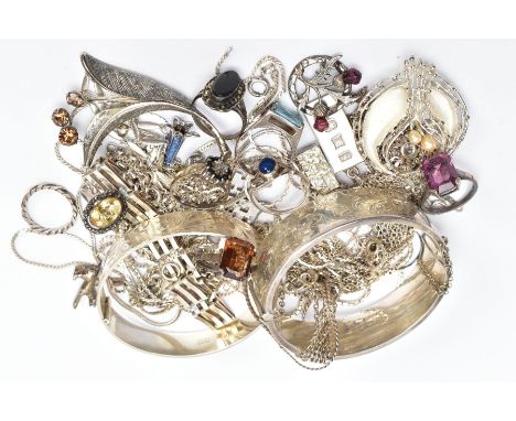 A BAG OF ASSORTED SILVER AND WHITE METAL JEWELLERY, to include a silver hinged bangle decorated with an engraved floral and b