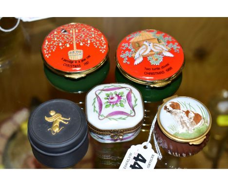 TWO WEDGWOOD ENAMEL BOXES AND THREE OTHER CERAMIC / ENAMEL BOXES, comprising two circular Wedgwood 'copper enamel' boxes for 
