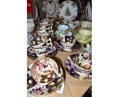 A GROUP OF EARLY 19TH CENTURY AND 20TH CENTURY CUPS, SAUCERS AND PLATES, including a set of nine early 19th Century tea cups 