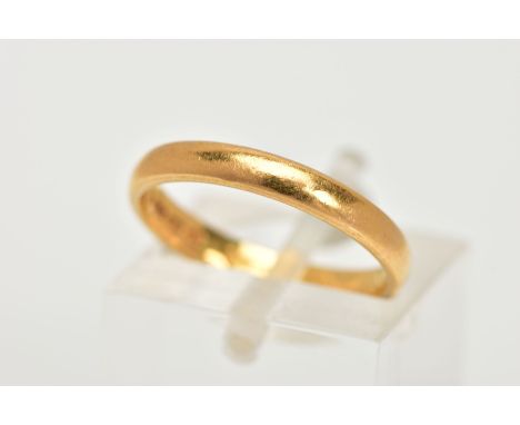 A 22CT GOLD BAND RING, plain polished band, approximate width 2.7mm, hallmarked 22ct Birmingham, ring size I 1/2, approximate