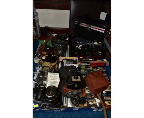 VINTAGE PHOTOGRAPHIC EQUIPMENT ETC, to include a selection of digital compact cameras, Canon EOS 1000 35mm SLR camera fitted 