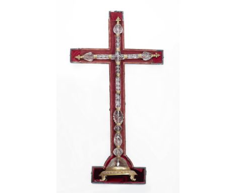 Museales Bergkristallkreuz im originalen FutteralBergkristall, feuervergoldete Bronze. Fünfzehn tordiert geschliffene und gra