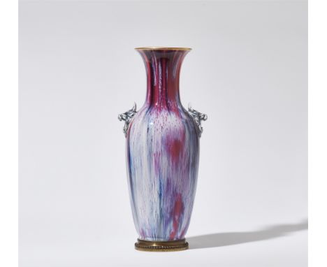 Vase mit zwei plastischen MaskaronsPorzellan (pâte nouvelle), Verlaufglasur in Ochsenblutrot, Kobaltblau und Weiß, Goldränder