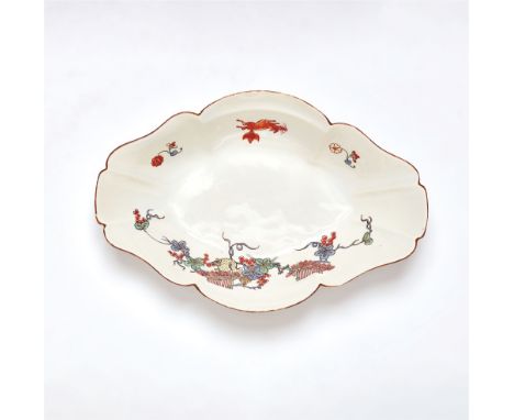 Schale mit Eichhörnchen-DekorPorzellan (pâte tendre), Aufglasurdekor in Kakiemon-Polychromie, brauner Randstreifen. Im Fond e