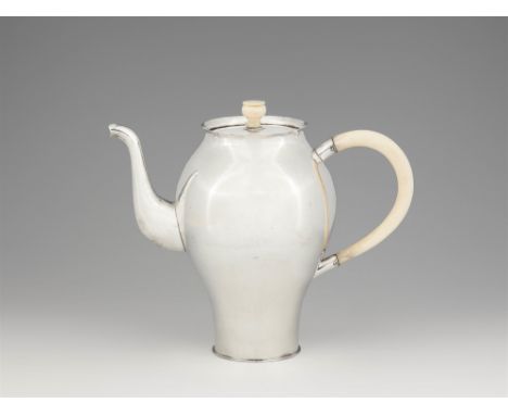 Bedeutende Art Déco- Kanne, von Erna Zarges-DürrSilber. Auf flachem Boden stark gebauchter Korpus mit geschwungener Tülle und