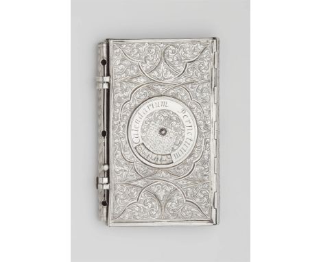 Notizbuch mit Immerwährendem KalenderSilber. Zwei Buchdeckel aus Silber mit Scharnierbindung und eingestecktem Bleistifthalte