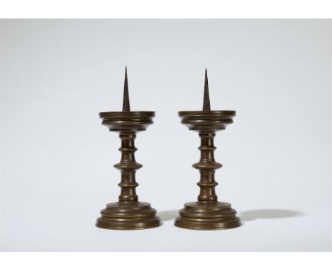 Paar KerzenleuchterBronze, Eisendorn. Säulenschaft mit je drei Scheibennodi. H ca. 32,5 cm.Süddeutschland, 16. Jh.ProvenienzO