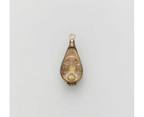 KrebsaugenmedaillonSilber, vergoldet; Kristall. Tropfenförmiges Amulett aus zwei Hälften mit Scharnierverbindung. Im Inneren 
