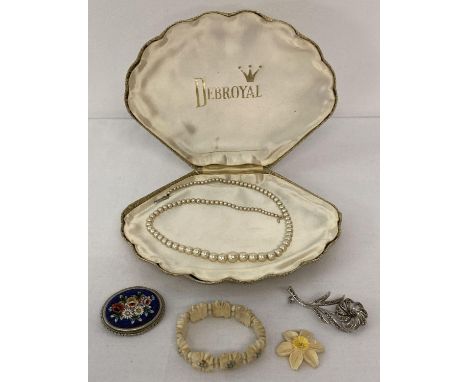 A small collection of vintage jewellery to include brooches. Comprising: faux pearl necklace with original case by Debroyal (