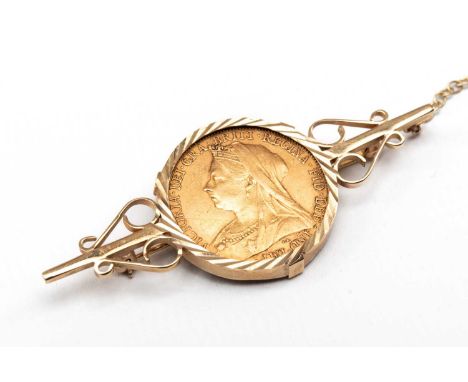 VICTORIAN GOLD SOVEREIGN BROOCH, 1900, Veiled head, in 9ct gold scroll bar brooch mount, 11.3gmsProvenance: private collectio