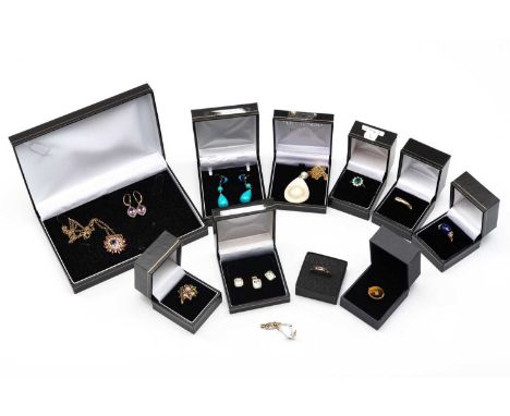 ASSORTED 9CT GOLD JEWELLERY, to include purple gemstone ring stamped '375', green and pink gemstone flower ring stamped '375'