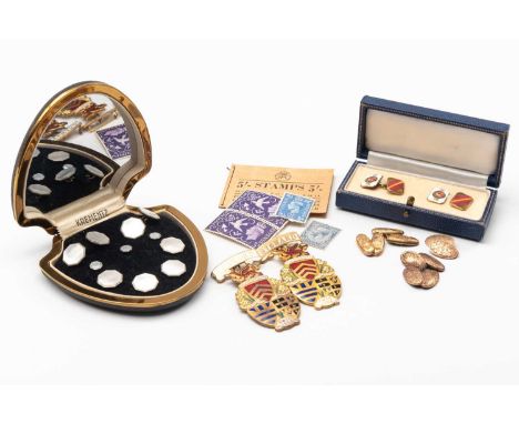 ASSORTED JEWELLERY comprising two pairs of engraved cufflinks together with single 9ct gold cufflink (2.7gms), two Masonic pl