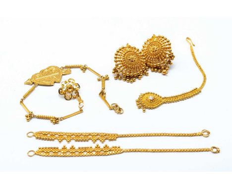 ASSORTED YELLOW GOLD JEWELLERY comprising pair of shield earrings, stamped ‘22ct’, gem-set maang tikka, stamped ‘22c’, heart 