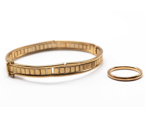 9CT GOLD WEDDING RING AND BRACELET, wedding ring stamped '375', bracelet stamped '9k', tot. wt. appr. 18.05g (2).Comments: br