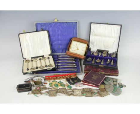 A collection of jewellery, plated wares and coins, to include silver plated cased cutlery, a papier mache snuff box, brooches