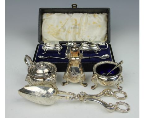 A cased EPNS condiment set to include a pepperette, salt and spoon, a wet mustard and spoon, along with a pair of silver plat