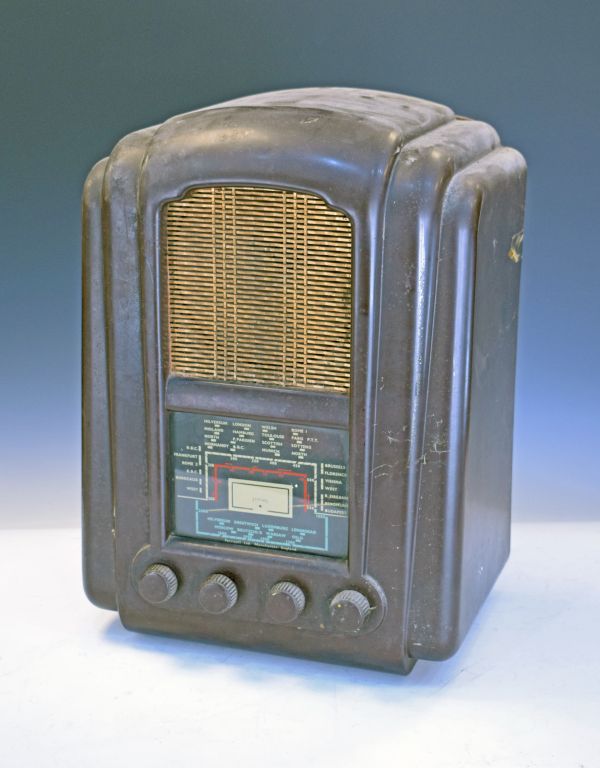 Vintage Ferranti 145 Bakelite cased mains radio Condition: