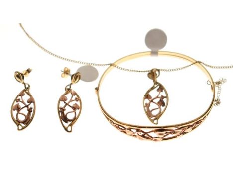 Clogau 9ct gold suite comprising: snap bangle, earrings and pendant   Condition: 