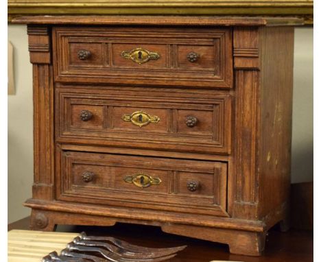 Oak table top chest of three drawers on bracket feet   Condition: 