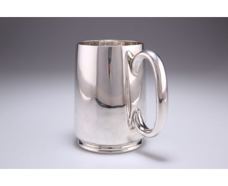 A GEORGE VI SILVER PINT MUG,&nbsp;by L &amp; W, Sheffield 1945, of plain circular-section with simple loop handle, engraved w