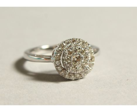 A 9CT GOLD CIRCULAR CLUSTER RING.