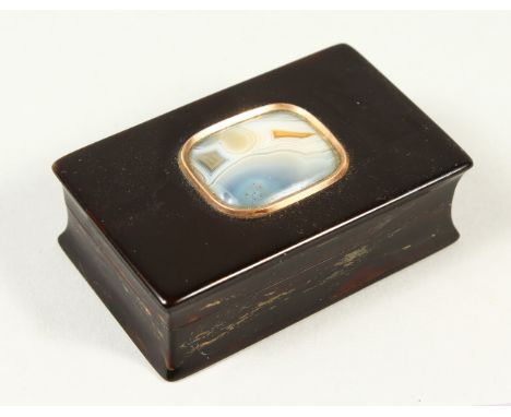 A TORTOISESHELL AND AGATE SNUFF BOX. 6.5cms long.