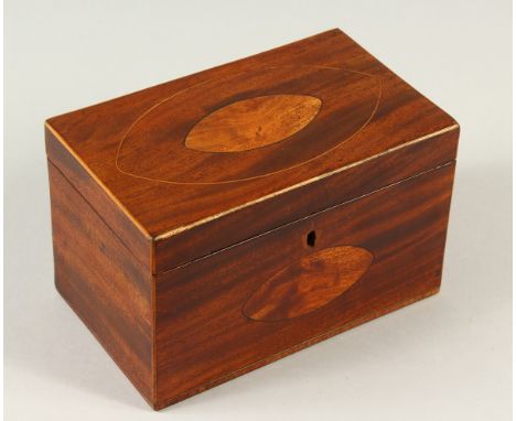 A GEORGE III MAHOGANY AND SATINWOOD INLAID TWO-DIVISION TEA CADDY. 20cm wide.