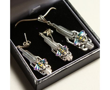 A PAIR OF SILVER AND ENAMEL DECO STYLE NECKLACE AND EARRINGS.
