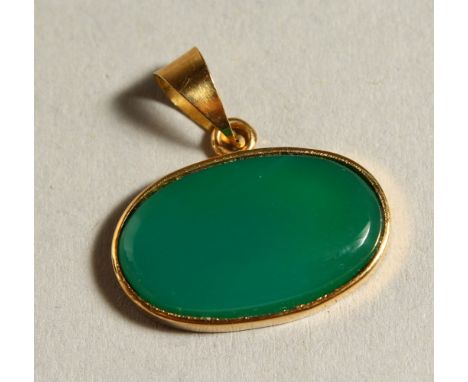 A SMALL 18CT GOLD AND JADE PENDANT.