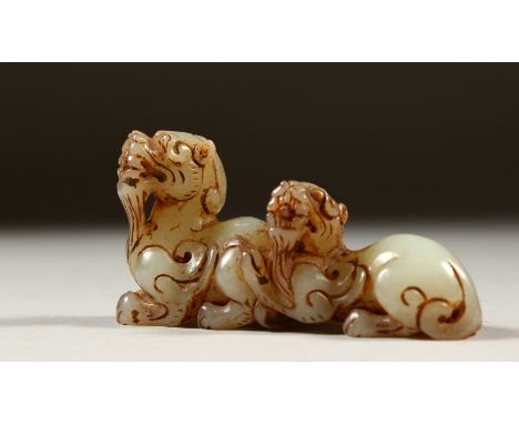 A CARVED JADE DOG OF FO BRUSH STAND. 8cms wide.
