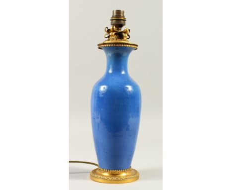 A GOOD LATE 19TH CENTURY FRENCH ORMOLU MOUNTED BLUE PORCELAIN VASE SHAPED TABLE LAMP. 34cms high.