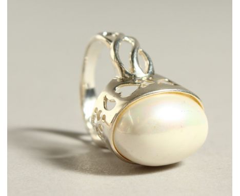 A SILVER AND PEARL RING.